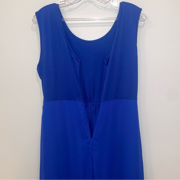 Elegant Blue Dress with Floral Accents - Picture 3 of 10